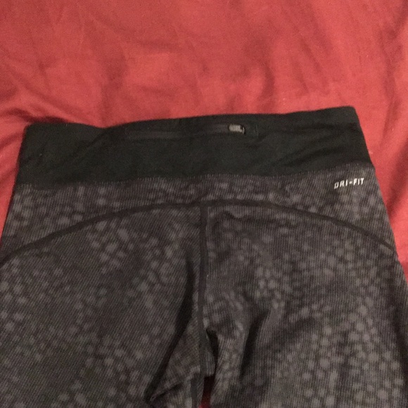 Rare Women’s Nike Dri-Fit Capri’s - Picture 7 of 8